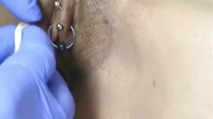 Horizontal fechar o piercing do capô vídeos pornôs de gordinhas