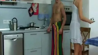 A loira é pregada na cozinha. video di pono