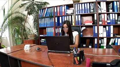 Secretária Boazona de saltos altos porn brasileiro hd