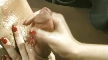 As raparigas gostam muito do que tem a mão. eu quero video de porno