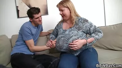 A miúda de Busty a andar grande ponor brasileira