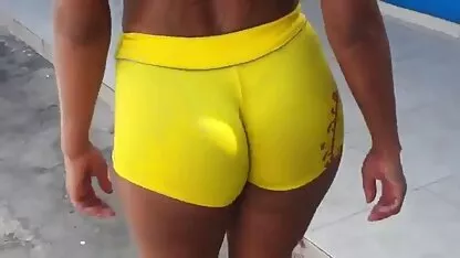 Broche Gay pendurado