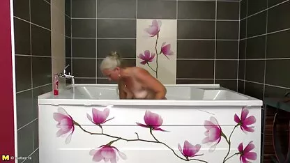 A mãe dos rapazes na casa de banho vídeo pornô caseiro caiu na net