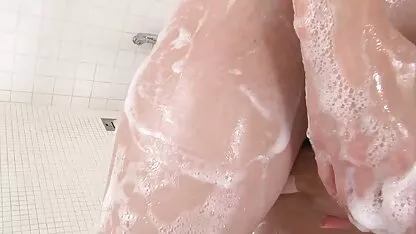 As mulheres japonesas adoram vir-se depois de um broche. ver filmes eroticos gratis