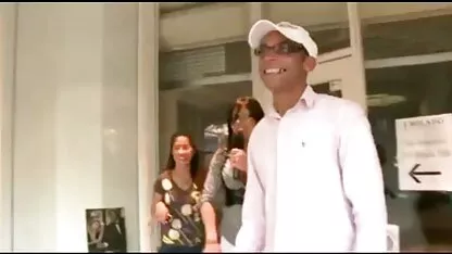 Com um grande pénis em público cabine porno