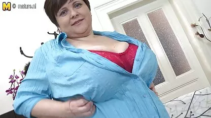 A mãe grande brinca com ela mesma. lesbico incesto