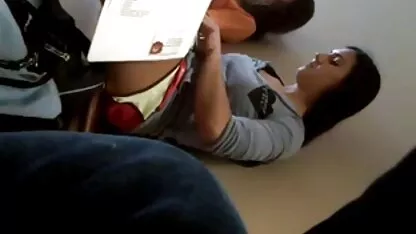 Uma miúda gira com umas belas pernas. bem novinha fudendo