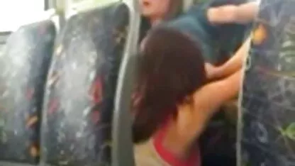 Duas raparigas Pichas pretas no autocarro caiu na net sexo gratis