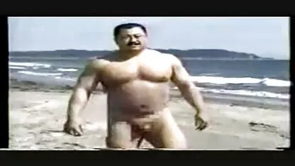 Urso Japonês ali na praia., filme pornô agora ao vivo