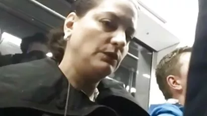 As mulheres gostam da protuberância.Ele não pára de olhar. porno romântico hd