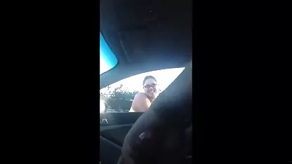 Ela adora ver jack no carro (Versão um pouco mais longo) amador interracial