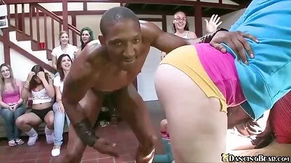 Dançando em casa putaria ao ar livre