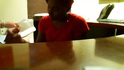 Ebony em uma entrevista de emprego (qualquer) putaria com anao