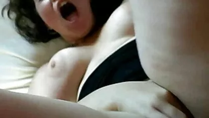 A rata de rapariga é dura. vídeo de pornô de mulher baixinha