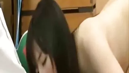 As raparigas da escola ver vídeospornôs