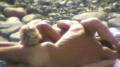 Amador realiza sexo oral na praia, quero ver um filme pornô