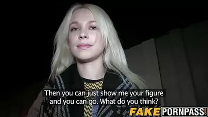 Uma linda rapariga russa em áreas públicas., amadoras pornor