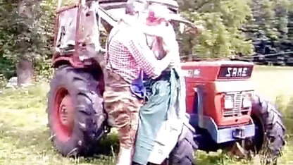 Os tractores velhos e as raparigas dão-lhe leite. porno portugues completo