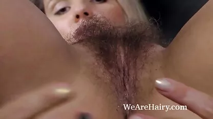 Jehanna tira nu e dedos peludos  filme de pornô brasileirinha 2019