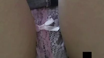 Vê a rapariga com o ângulo baixo vídeo pornô virgem