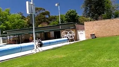 A minha mulher Nicki a mostrar-se para o salvamento da piscina. filmes eroticos vintage