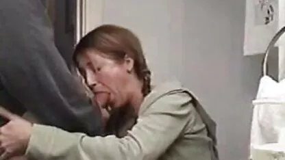 A Milf chupa pilas grandes e engole. video sexo selvagem