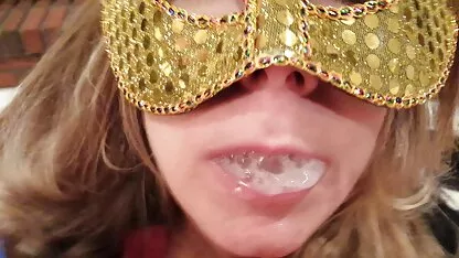 O broche da mulher não faz o trabalho. orgia com brasileira