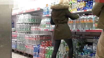 Loiras, alemãs, e no supermercado duas lesbicas se esfregando