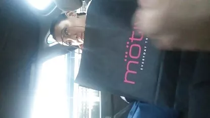 Um homem num carro a mostrar-se a raparigas os melhores vídeo pornô caseiro