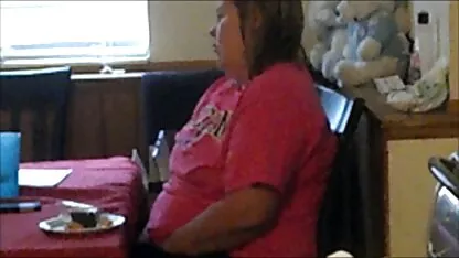 A mãe a esfregar-se na rata do orgasmo  mulher melancia vídeo pornô