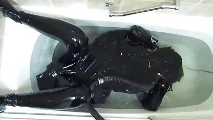 Borracha na casa de banho.  xvídeos só as novinhas