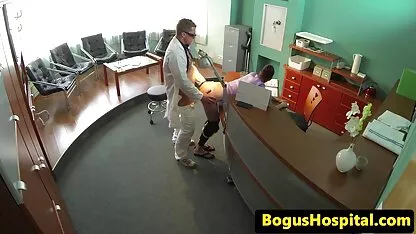 Inspecção Hospitalar de médicos em cima da mesa vídeo pornô brasileiro romântico