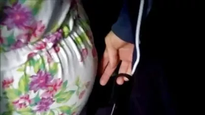 Ele gosta que lhe Toque no rabo no autocarro. melhor xnxx