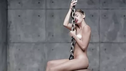 Miley cyrus naked-wrecking ball (slow) 1 hentai legendado gratis