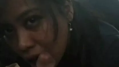 Rapariga, asiática, mãe, mulher, num carro de estacionamento assistir a vídeos pornôs