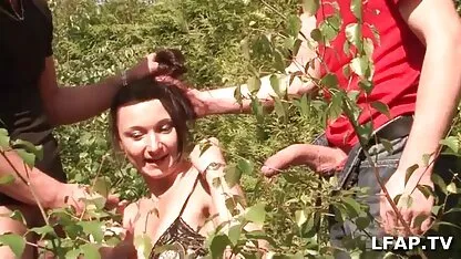 Double dans la nature pour cette arab filme pornô de dupla penetração