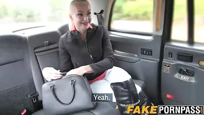 Rapariga esmagada no Banco do condutor de um táxi porno da o cu