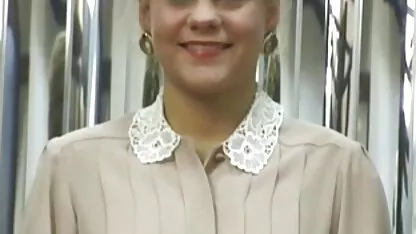 Loira com meias e nádegas. videos de sexo e sacanagem