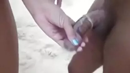 Está a divertir-se com dois negros na praia. videos adultos sexo anal