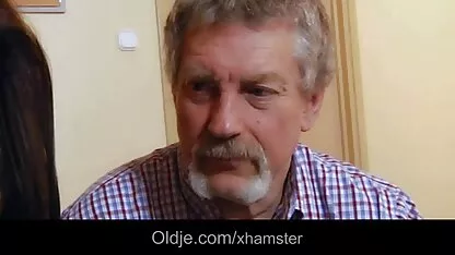 O velho Boazona enquanto a mulher dele está em casa