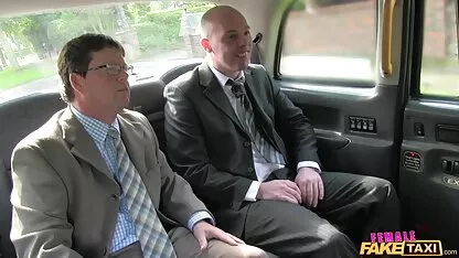 Femalefaketaxi sellers têm uma viagem inesquecível