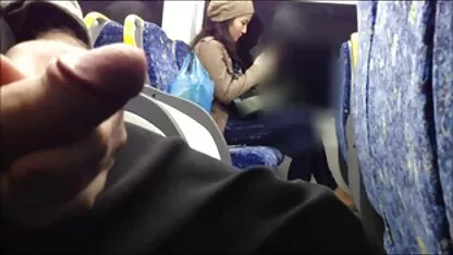 Linda menina quer ver filmes pornôs de novinhas