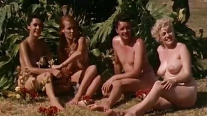 As raparigas divertem-se no balneário da década de 1960) vídeo pornô grátis