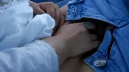 Um homem estranho e uma mulher asiática num autocarro a fazer sexo. vídeo pornô das