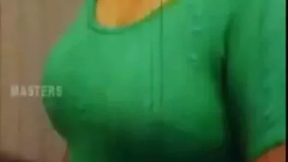 Miúda gira a desfrutar enquanto faz sexo anal caseiro novinhas