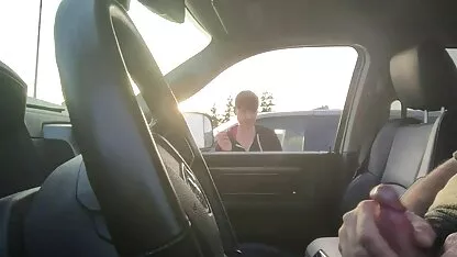 O carro Horas de flash para ejaculação deve pedir a mão. eu quero ver as coroas transando