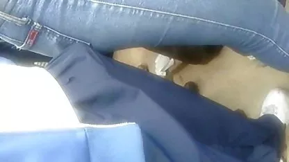 Jovem rapariga treme na minha