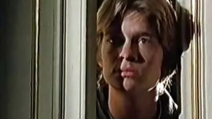 O rapaz observa a mãe