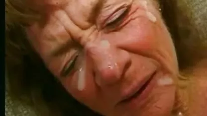 A avó enruga-se como 4 pénis e muito esperma.  free xvídeos