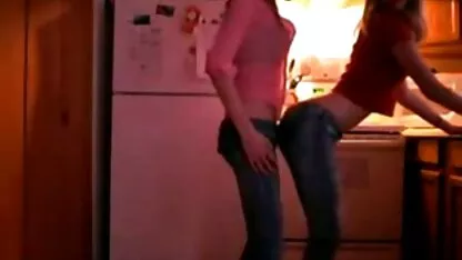 Miúdas giras a dançar e a beijar vídeo pornô em hd brasileiro